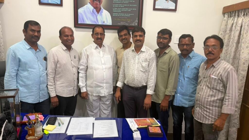 మంత్రి సీతక్క, ఎమ్మెల్యే రేవూరిని కలిసిన డిజిటల్ మీడియా యూనియన్ నేతలు