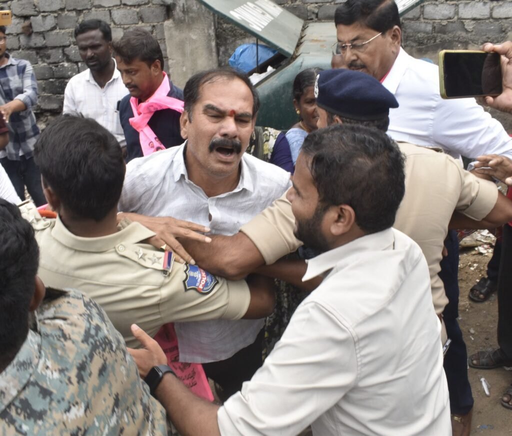 ఎంజీఎం వద్ద ఉద్రిక్తత